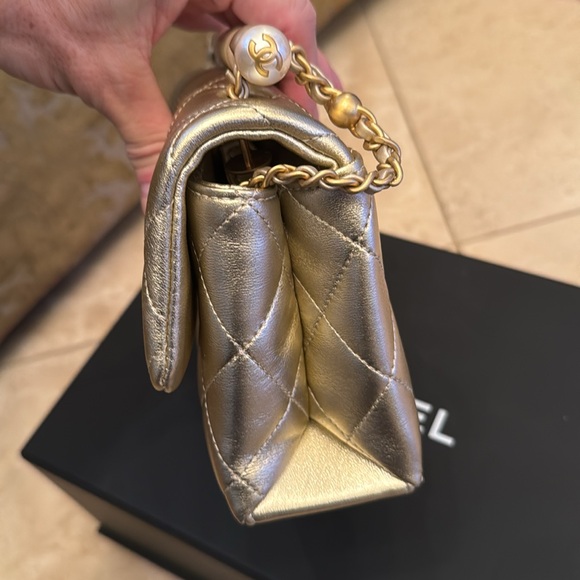 NWT CHANEL MINI QUILTED LAMBSKIN FLAP BAG WITH PEARL TOP HANDLE.  ALSO CROSSBODY - Picture 3 of 9